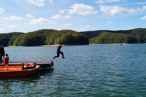 Policjant skaczący do wody - ćwiczenia na Jeziorze Solińskim