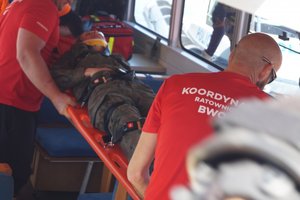 Ratownicy WOPR  w łodzi udzielający pomocy poszkodowanemu - ćwiczenia na Jeziorze Solińskim