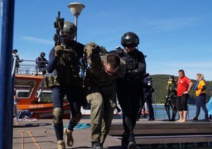 Ćwiczenia na Jeziorze Solińskim - żołnierze prowadzą zatrzymanego mężczyznę