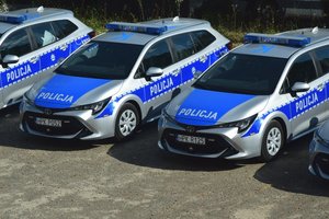 Cztery oznakowane radiowozy Toyota Corolla stojące w rzędzie - widoczne z góry