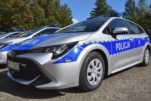 Oznakowany radiowóz Toyota Corolla widoczny z boku