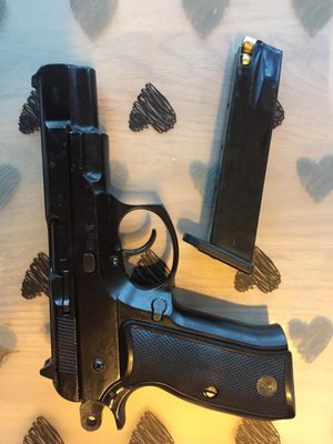 pistolet wraz z magazynkiem