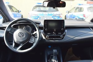 Nowy oznakowany radiowóz Toyota Corolla - widok z wnętrza samochodu