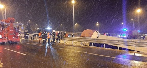 Miejsce zdarzenia - wypadek autokaru. na miejscu pracują służby ratownicze.