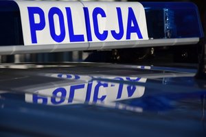 Belka policyjnego radiowozu z napisem policja.