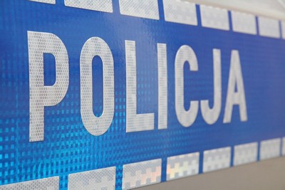 napis policja na drzwiach radiowozu