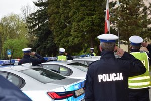 policjanci oddają hołd zmarłemu funkcjonariuszowi z Raciborza