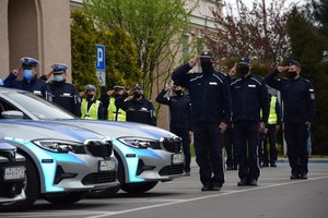 policjanci oddają hołd zmarłemu policjantowi z Raciborza