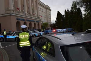 policjanci oddają hołd zmarłemu funkcjonariuszowi z Raciborza