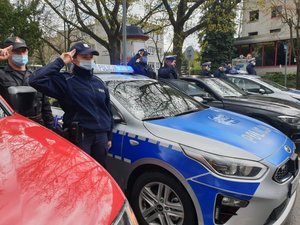 policjanci oddają hołd zmarłemu policjantowi z Raciborza