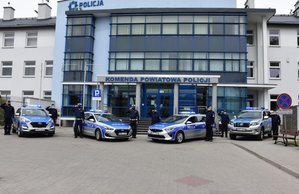 policjanci oddają hołd zmarłemu policjantowi z Raciborza