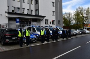 policjanci oddają hołd zmarłemu policjantowi z Raciborza