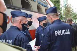 Policjanci oczekują na rejestrację przed krwiobusem