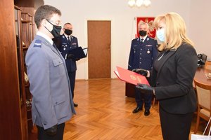 Po lewej wyróżnieni policjanci odbierają gratulacje od Ewy Zawilińskiej Dyrektor RCKiK w Rzeszowie, w tle Komendant Wojewódzki Policji w Rzeszowie insp. Dariusz Matusiak. Zdjęcie w gabinecie komendanta.