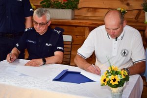 Komendant Wojewódzki Policji w Rzeszowie i prezes BWOPR podczas podpisywania porozumienia