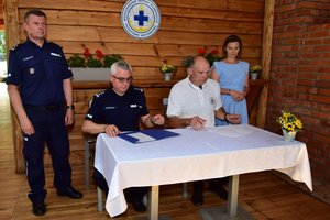 Komendant Wojewódzki Policji w Rzeszowie i prezes BWOPR podczas podpisywania porozumienia