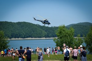 Policjanci podczas spotkania z dziećmi w Polańczyku