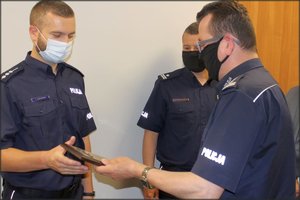 Na zdjęciu uroczystość reaktywacji PP Grębów, na której  I Zastępca Komendanta Wojewódzkiego Policji w Rzeszowie insp. Zbigniew Sowa przekazuje symboliczne klucze.