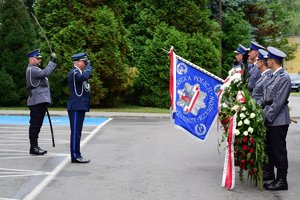 Komendant Wojewódzki Policji w Rzeszowie wita się ze sztandarem.