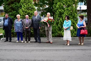 Uczestnicy uroczystości z wieńcami