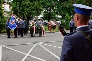 Uczestnicy uroczystości pod tablicami przy Komendzie Wojewódzkiej Policji w Rzeszowie.