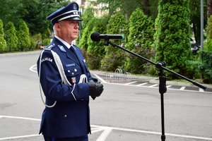 Komendant Wojewódzki Policji w Rzeszowie insp. Dariusz Matusiak podczas uroczystości pod tablicami przy Komendzie Wojewódzkiej Policji w Rzeszowie.