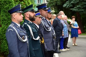 Uczestnicy uroczystości pod tablicami przy Komendzie Wojewódzkiej Policji w Rzeszowie.