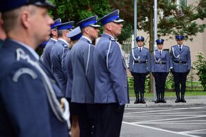 Uczestnicy uroczystości pod tablicami przy Komendzie Wojewódzkiej Policji w Rzeszowie.