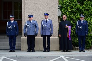 Uczestnicy uroczystości pod tablicami przy Komendzie Wojewódzkiej Policji w Rzeszowie.