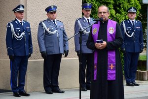 Uczestnicy uroczystości pod tablicami przy Komendzie Wojewódzkiej Policji w Rzeszowie.