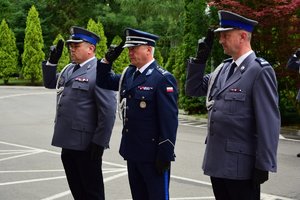 Uczestnicy uroczystości pod tablicami przy Komendzie Wojewódzkiej Policji w Rzeszowie.