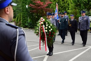 Komendant Wojewódzki Policji w Rzeszowie wraz z zastępcami składają wieńce pod tablicami.