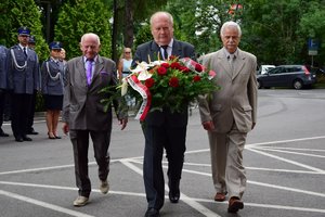 Uczestnicy uroczystości pod tablicami przy Komendzie Wojewódzkiej Policji w Rzeszowie.