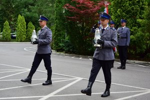 Uczestnicy uroczystości pod tablicami przy Komendzie Wojewódzkiej Policji w Rzeszowie.