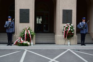 Uczestnicy uroczystości pod tablicami przy Komendzie Wojewódzkiej Policji w Rzeszowie.