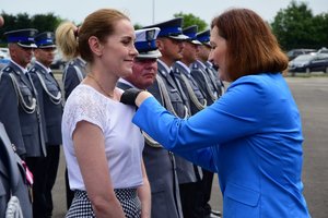 Wojewoda Podkarpacki Ewa Leniart wręcza odznaczenie pracownicy Policji.