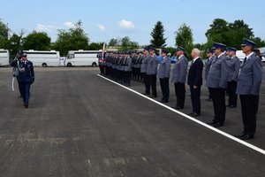 Komendant Wojewódzki Policji w Rzeszowie maszeruje wzdłuż szeregu policjantów.