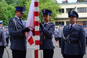 Poczet flagowy podczas wciągania flagi na maszt.