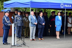 Komendant Wojewódzki Policji w Rzeszowie insp. Dariusz Matusiak przy mównicy. Na pierwszym planie po lewej poczet sztandarowy.