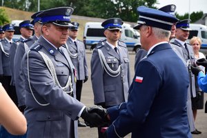 Komendant Wojewódzki Policji w Rzeszowie wręcza odznaczenie policjantowi.