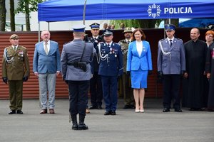 Komendant Wojewódzki Policji w Rzeszowie insp. Dariusz Matusiak przyjmuje meldunek o zakończeniu uroczystości.