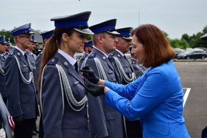 Wojewoda Podkarpacki Ewa Leniart wręcza odznaczenie policjantce.