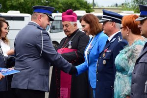 Policjant wręcza odznaczenie Wojewodzie Ewie Leniart.