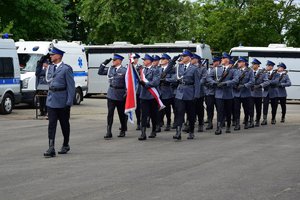 Przemarsz kompanii honorowej Komendy Wojewódzkiej Policji w Rzeszowie ze sztandarem KWP w Rzeszowie.