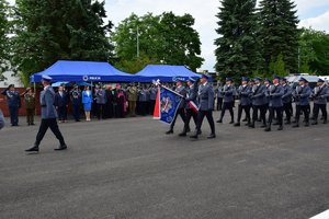 Przemarsz kompanii honorowej Komendy Wojewódzkiej Policji w Rzeszowie ze sztandarem KWP w Rzeszowie.