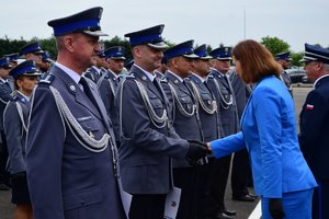 Wojewoda Podkarpacki Ewa Leniart składa gratulacje policjantowi.