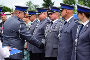 Policjantka odbiera gratulacje i odznaczenia.