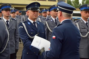 Komendant Wojewódzki Policji w Rzeszowie wręcza odznaczenia policjantom.