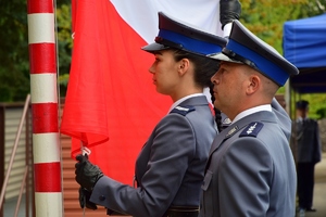 Poczet flagowy podczas wciągania flagi na maszt.