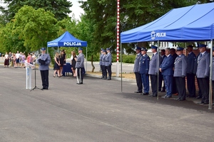 Po lewej stronie Dowódca Oddziału Prewencji Policji w Rzeszowie przy mikrofonie, po prawej zaproszeni goście.